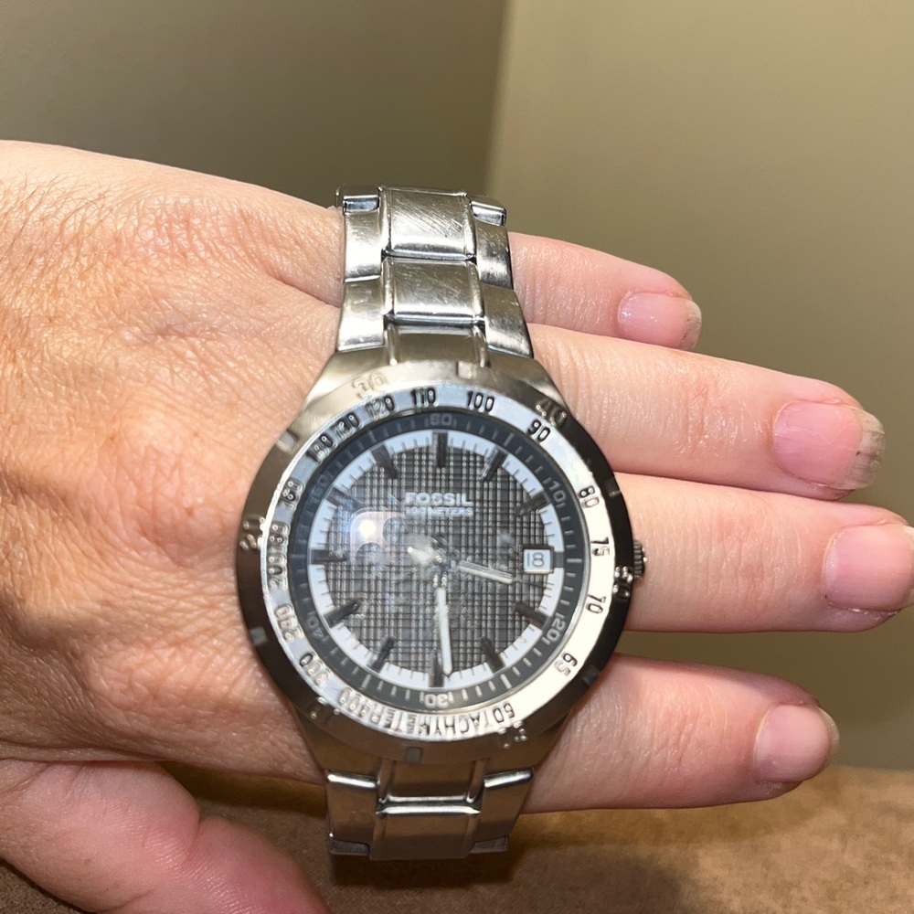Fossil Blue Men’s Watch 100 meter water resistant. Needs battery.